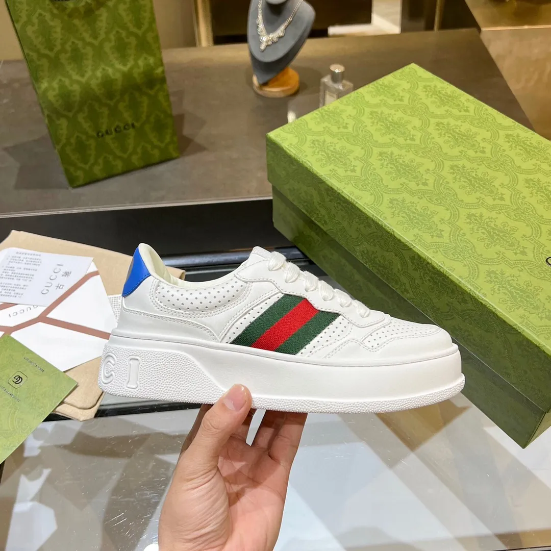 👟👟Ex-factory price 480👟👟 Gucci - the new Chunky B series lightweight soft thick sole sports series! G's couple's white shoes, Gucci counter style, Gucci catwalk style! The style design is light, luxurious and retro...thick sole increases height...similar to an upgraded version of classic white shoes! Original customized cowhide fabric (classic old floral fabric, perforation, embossing process), cowhide lining, original foam lightweight outsole, GG Logo on the heel, 4cm thick sole, classic Gucci webbing... Women's 35-40/Men's 38-44 (full size)